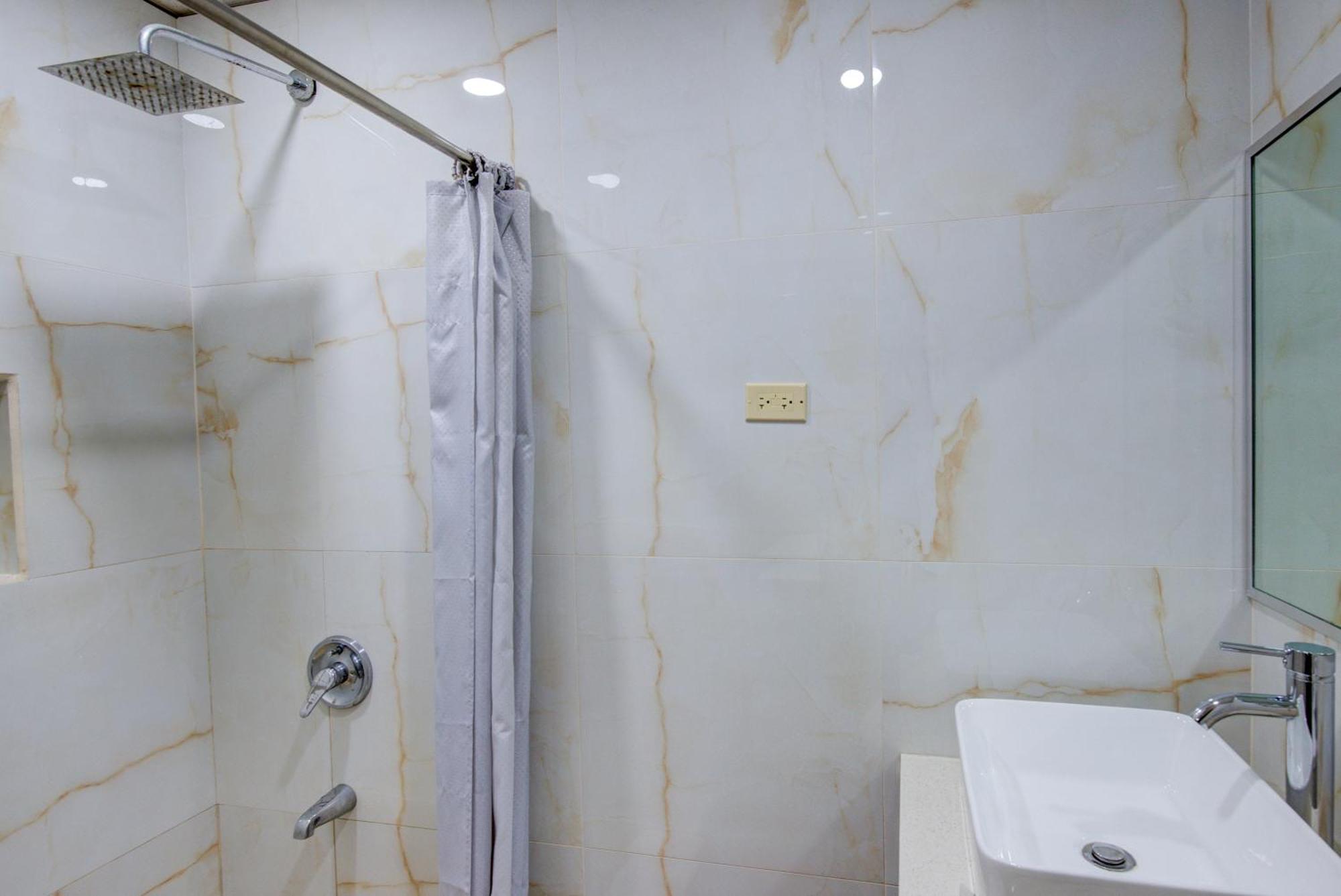 Airport Suites Hotel Piarco Buitenkant foto