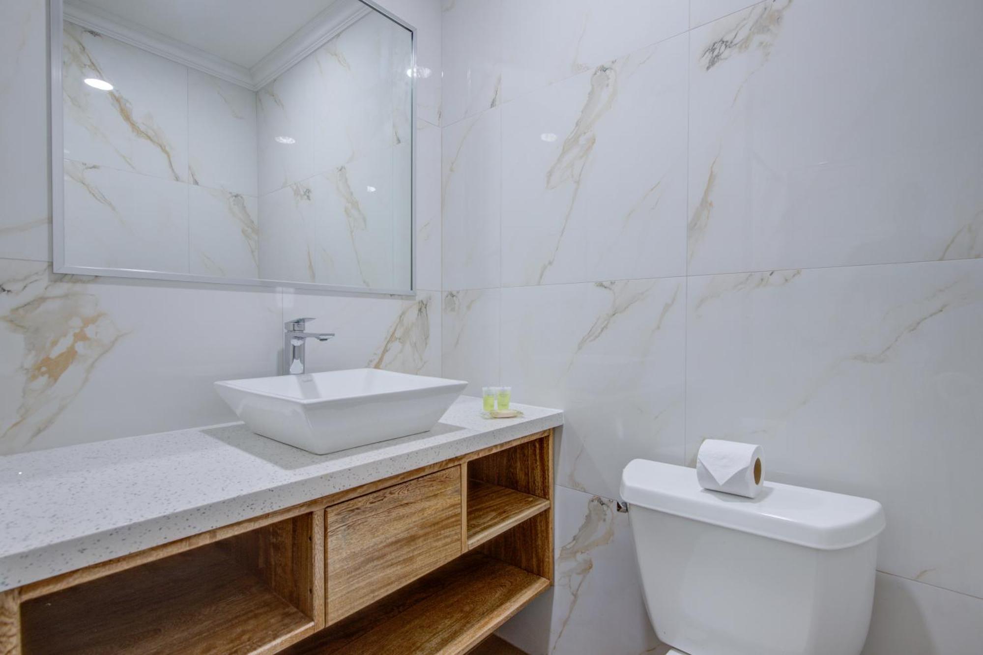 Airport Suites Hotel Piarco Buitenkant foto