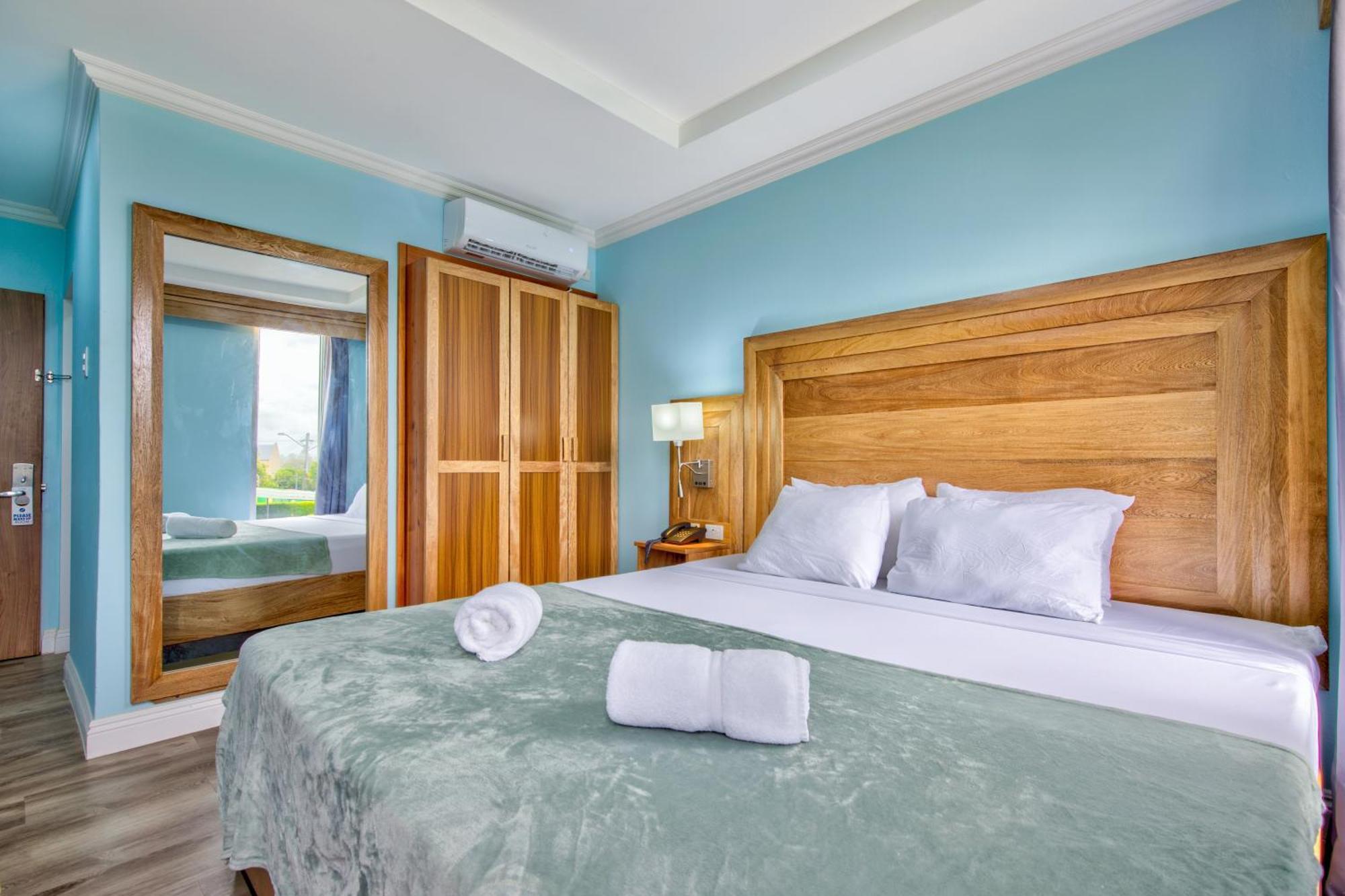 Airport Suites Hotel Piarco Buitenkant foto
