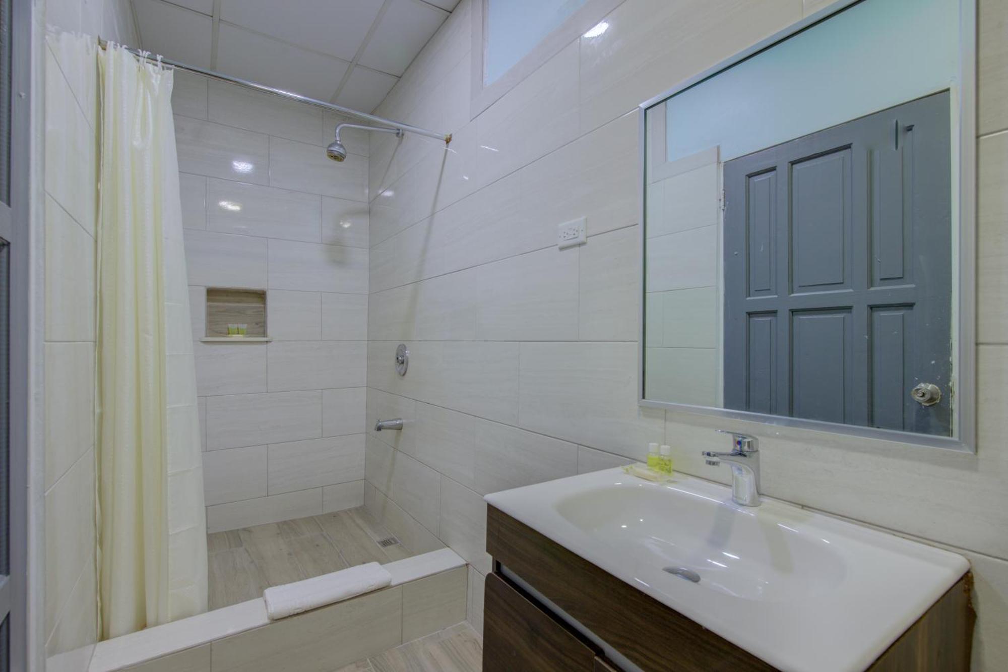 Airport Suites Hotel Piarco Buitenkant foto