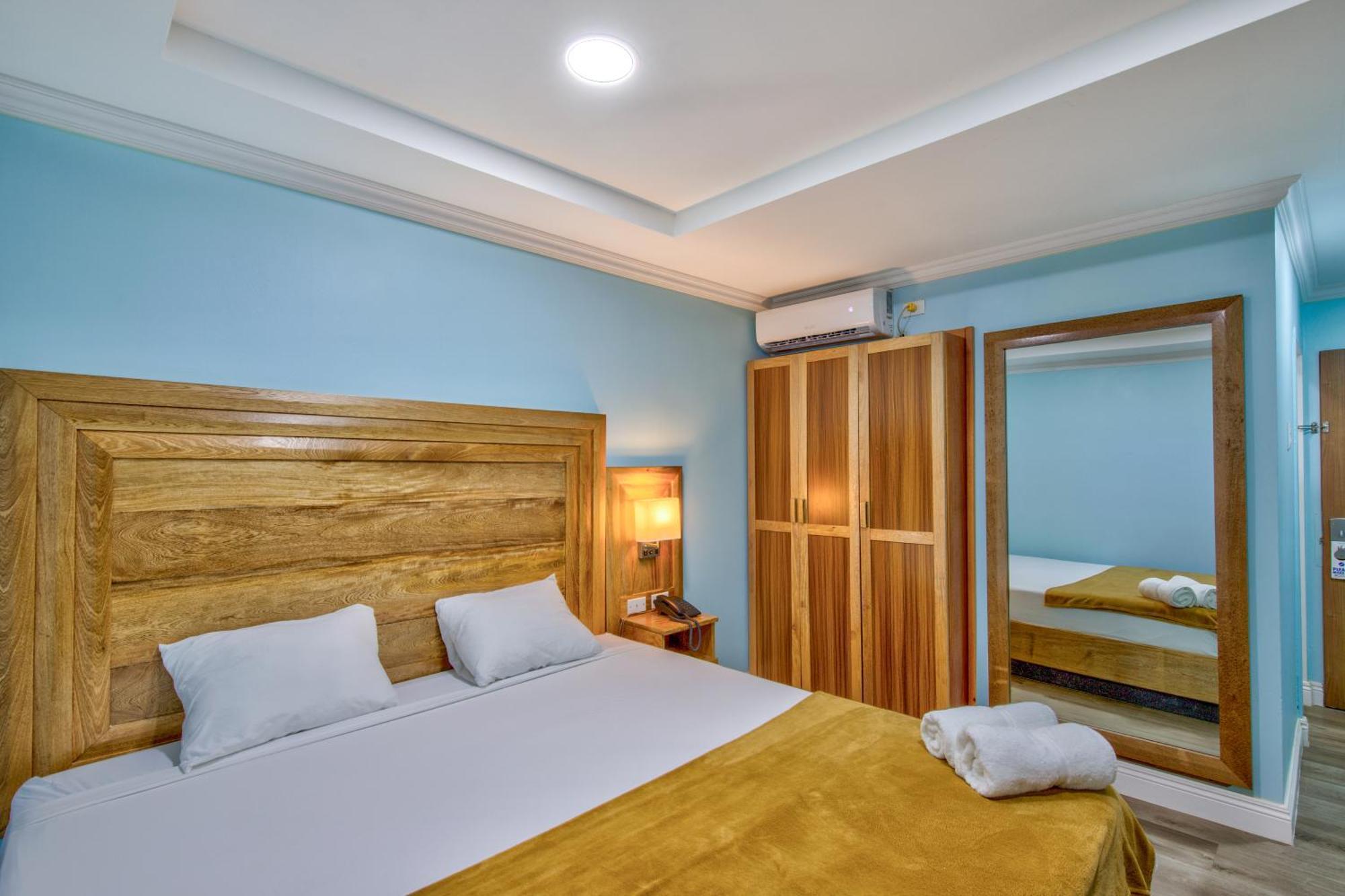 Airport Suites Hotel Piarco Buitenkant foto