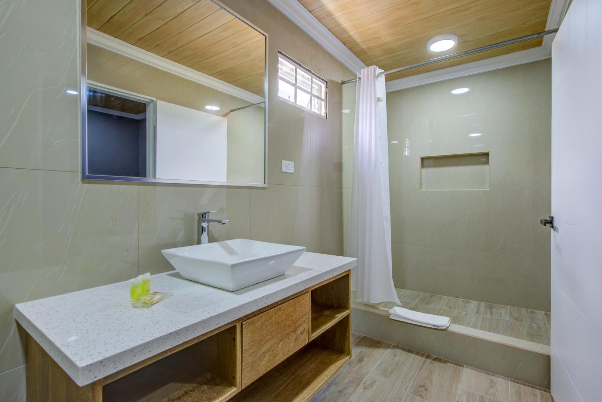 Airport Suites Hotel Piarco Buitenkant foto