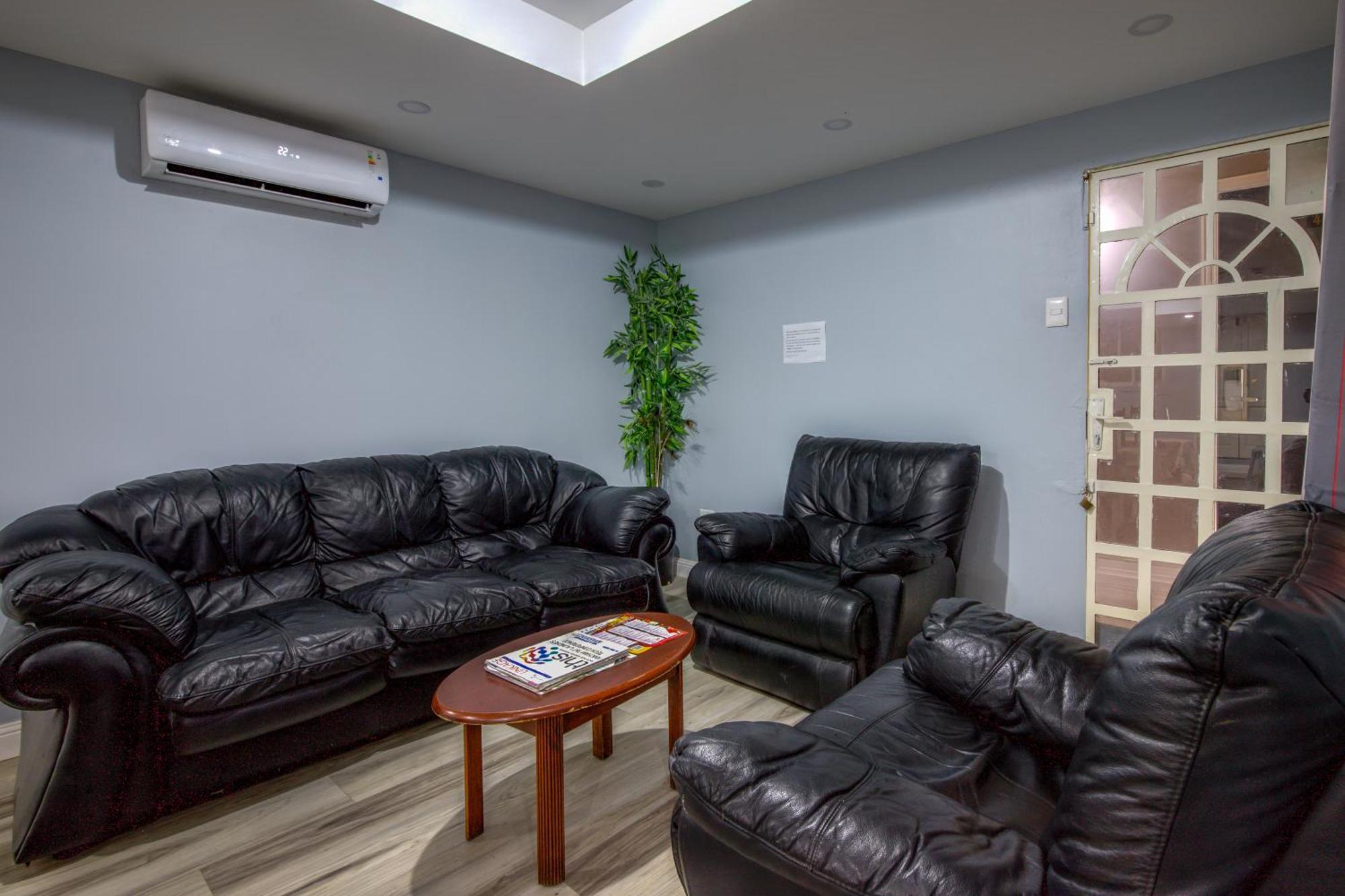 Airport Suites Hotel Piarco Buitenkant foto